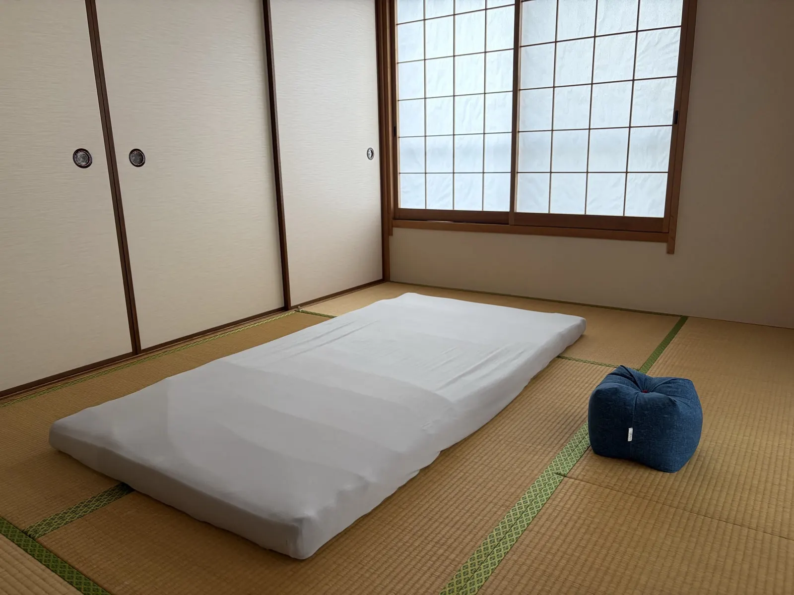 ZEN-Shinサロンの和室。障子の窓辺に敷かれたマットレスとクッション